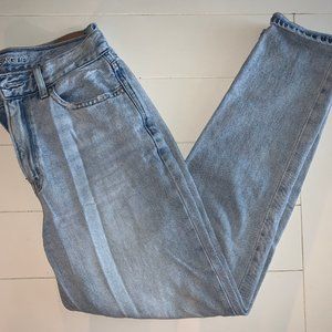 AMERICAN EAGLE MOM JEANS